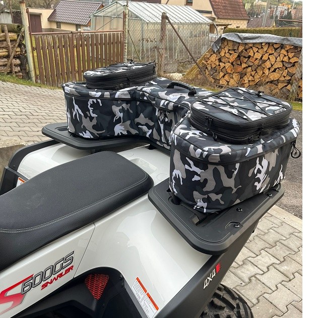 Brašna na čtyřkolku s nazipovanými plackami