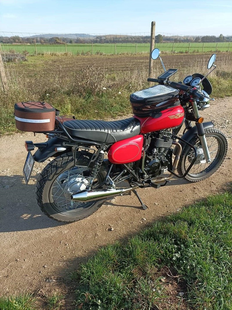 Něco na Jawu Scrambler 350 OHC – tankruksak a brašna na nosič
