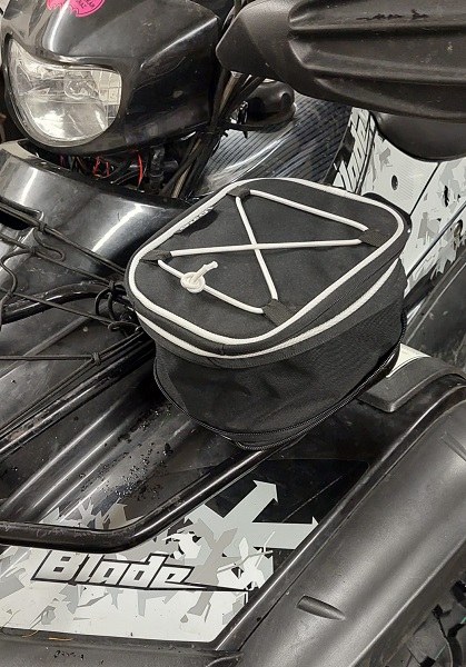 Placka XS na přišroubování na přední nosič ATV