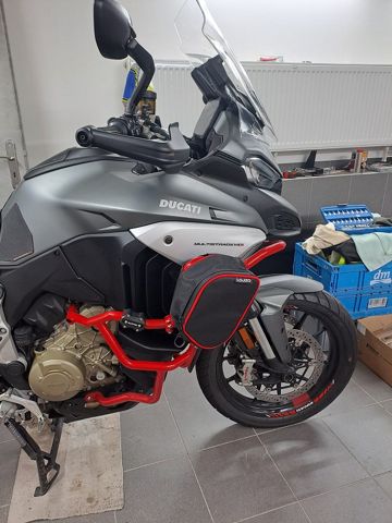 Brašničky na Ducati Multistrada V4S – padací rám Outback Motorek