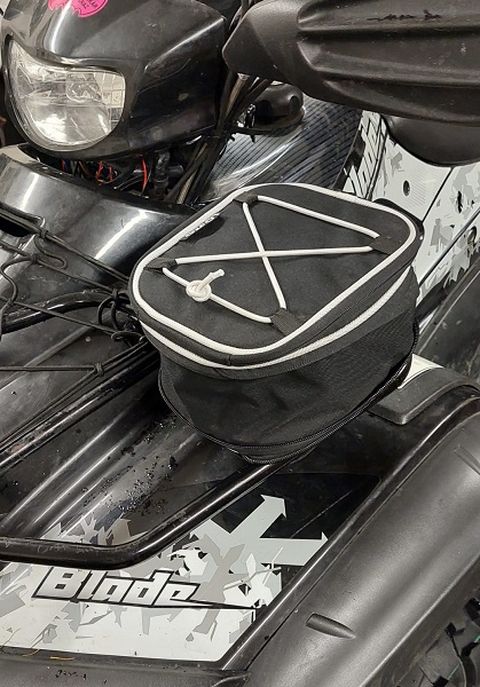 Placka XS na přišroubování na přední nosič ATV