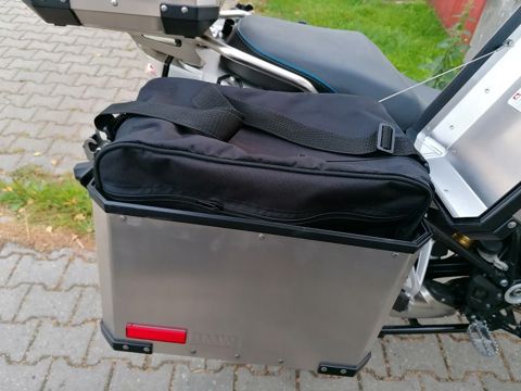 Pár tašek Vodník od roku 2014 – originál BMW hliníkové kufry L+P, jedna s výřezem na výfuk