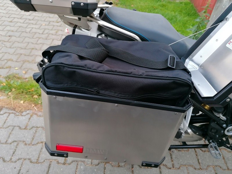 Pár tašek Vodník od roku 2014 – originál BMW hliníkové kufry L+P, jedna s výřezem na výfuk